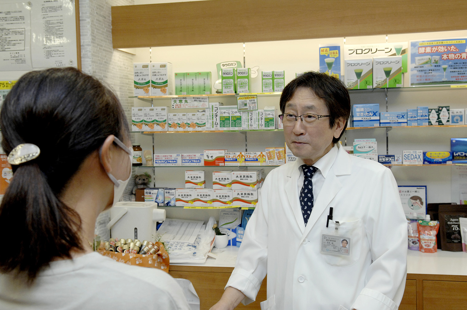 薬局での接客の写真